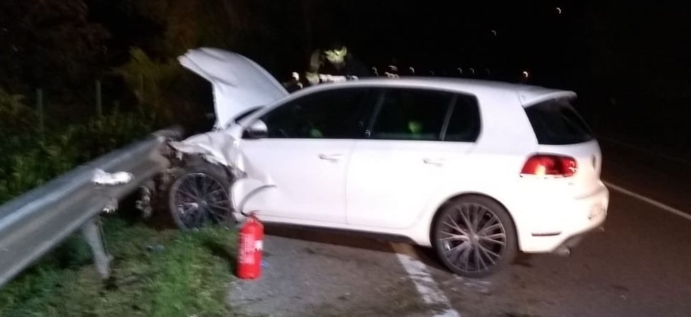 Si schianta con l’auto contro il guardrail e si allontana a piedi: ritrovato dopo 2 ore dai vigili del fuoco